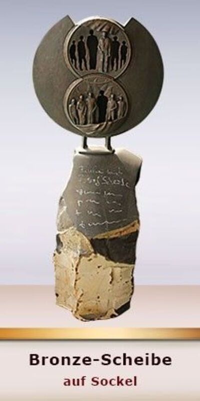 Bronze-Scheibe auf Sockel