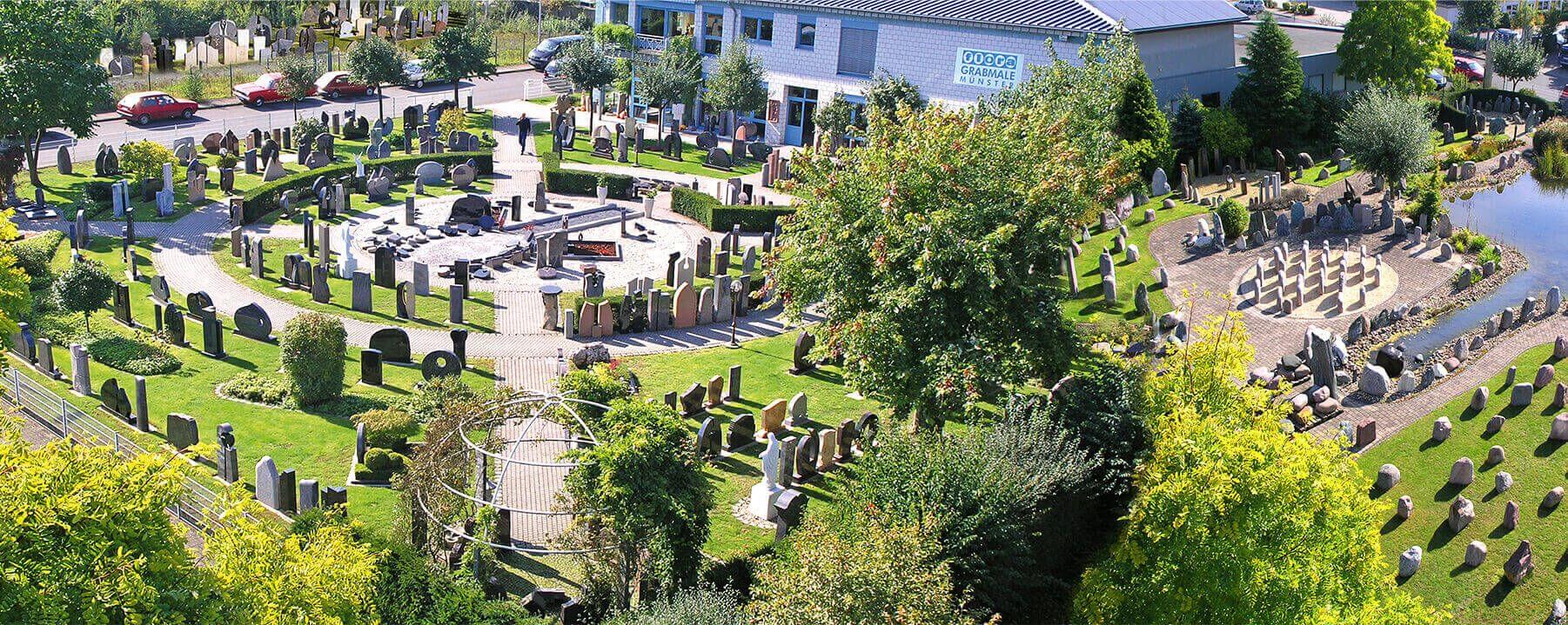 Findlingspark mit Grabmalen und einem Teich