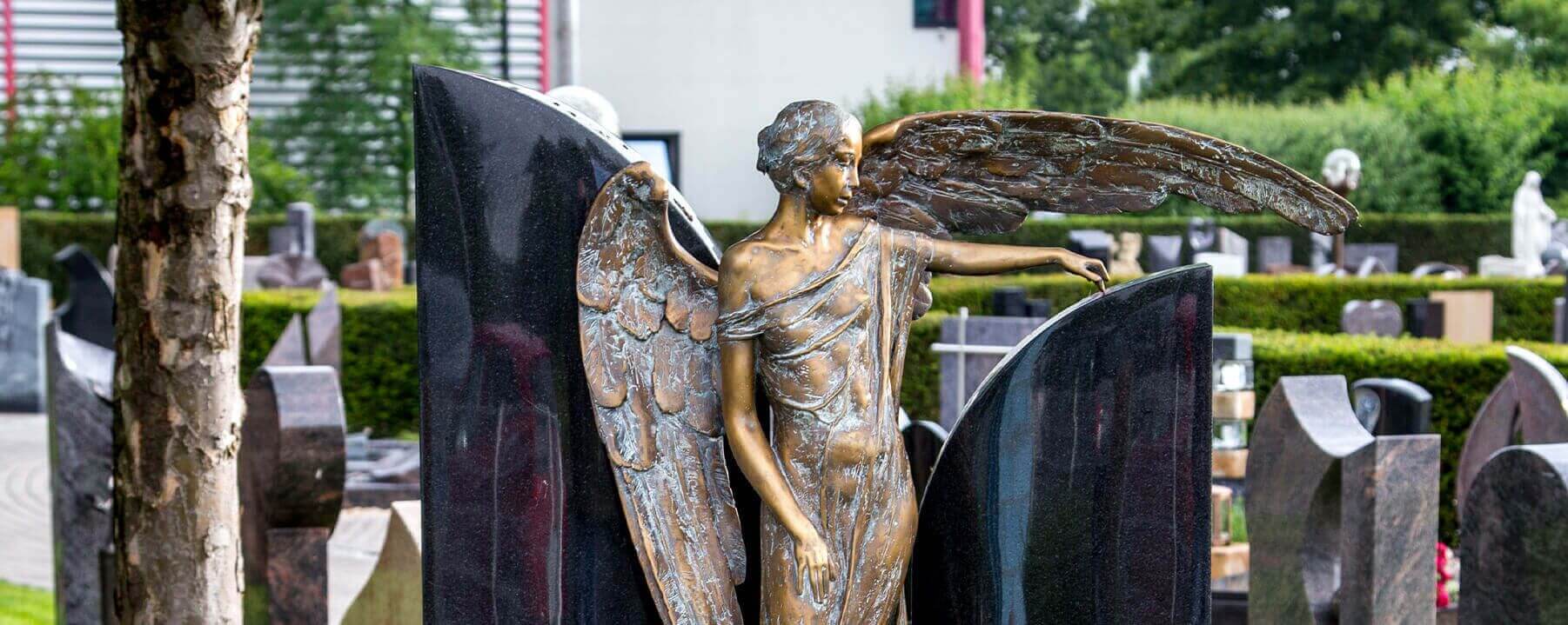 Findlingspark mit Engels-Statue im Vordergrund